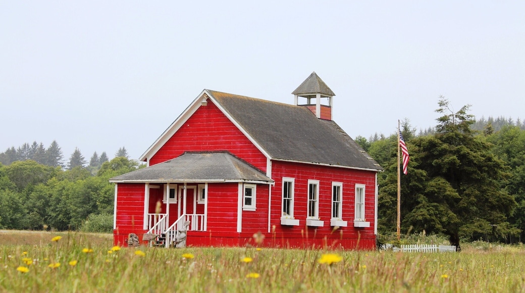 #Colorful #Architecture. #StunningStructures
#roadtrip
We just drive thru to this place to see Rose Elk deer on Redwood Trails Ln.And this Stone Lagoon Red Schoolhouse amazed me...