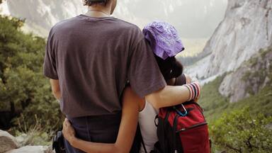 USA, California, couple in mountainous landscape, rear view
