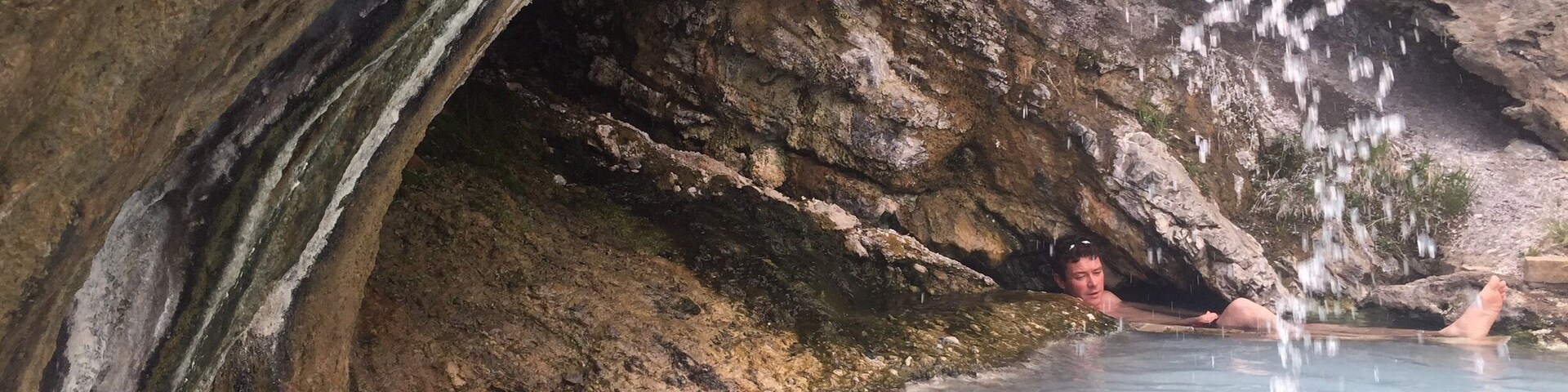 There's a secret spot in the waterfall pool that's EXTRAAA hot (!!!) you. Can massage your toes on the sandy bottom too. 😍