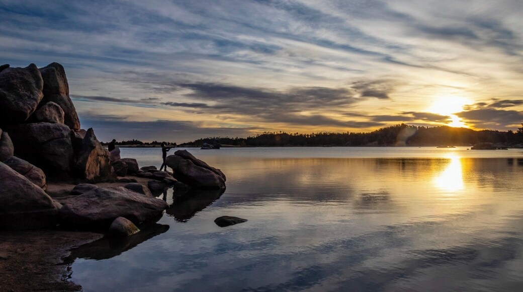 The early bird gets the rainbow trout at Dowdy Lake. There’s a ton of great fishing holes in the Red Feather area!
#trovember #outdoors #sunrise #colorado #redfeatherlakes #rockfeatures #fishing #gonefishing #fishingspots #Rainbowtrout