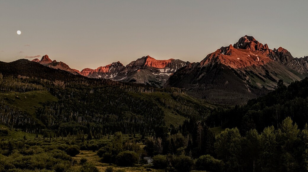 On my way to set up camp at the Blue Lakes Trailhead. Mt. Sneffels looking grand.
•
#Ridgway #Colorado #MountSneffels #Dusk #Alpenglow #SanJuanMountains #Mountains #Landscape #Photography #Nature