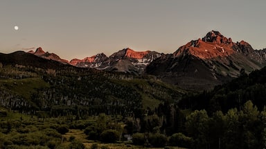 On my way to set up camp at the Blue Lakes Trailhead. Mt. Sneffels looking grand.
•
#Ridgway #Colorado #MountSneffels #Dusk #Alpenglow #SanJuanMountains #Mountains #Landscape #Photography #Nature