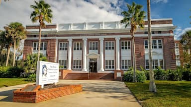 Bunnell showing signage and heritage architecture