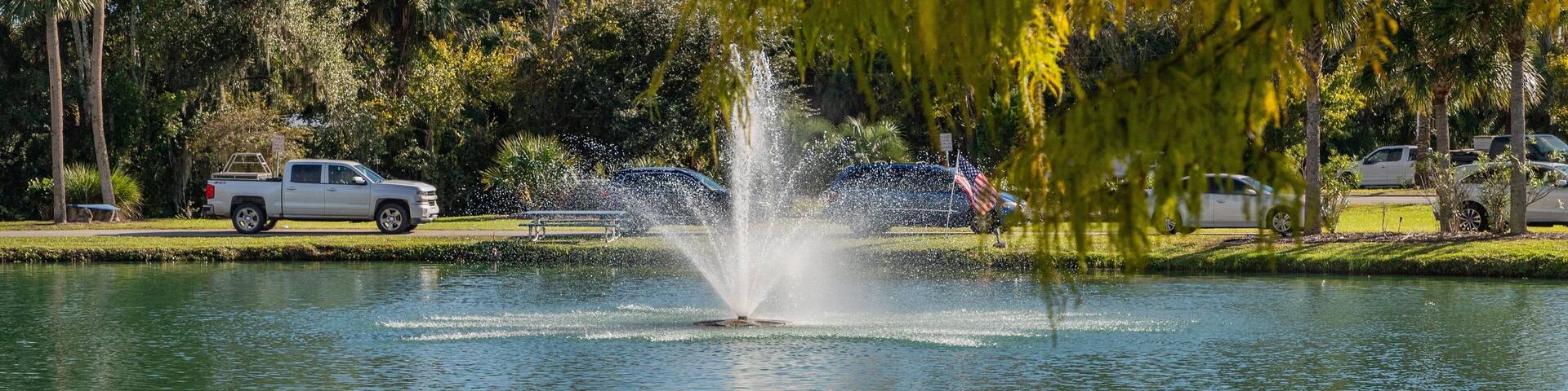 Bunnell showing a pond and a fountain