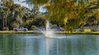 Bunnell showing a pond and a fountain