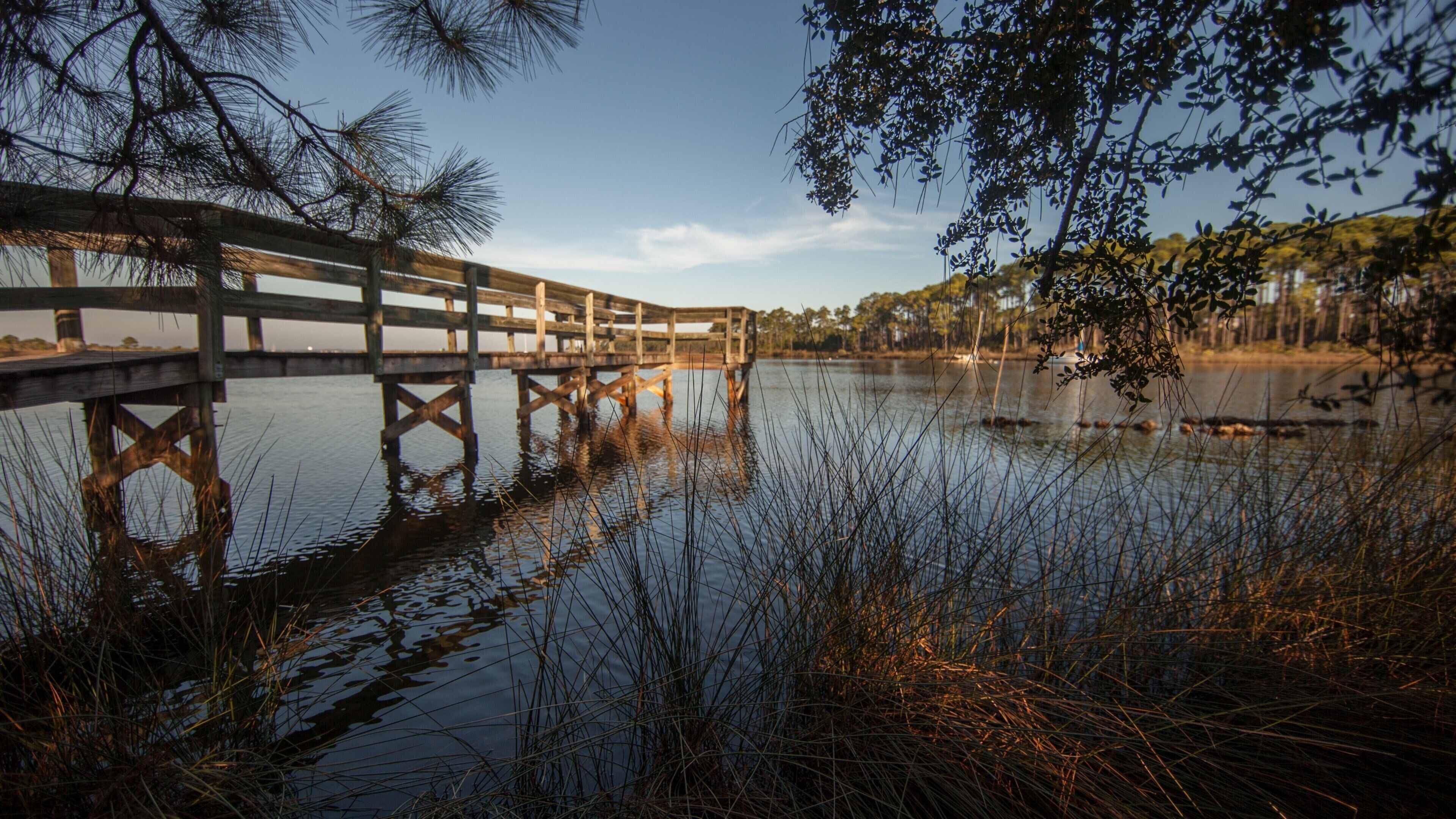 Fort Walton Beach mit einem See oder Wasserstelle