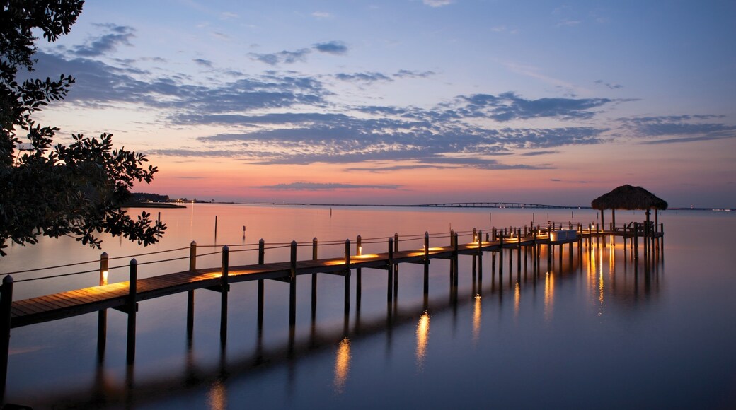 Santa Rosa Beach mit einem allgemeine Küstenansicht und Sonnenuntergang