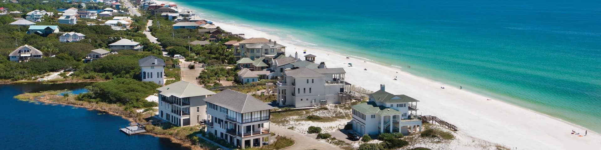 Santa Rosa Beach que incluye una ciudad costera y una playa de arena