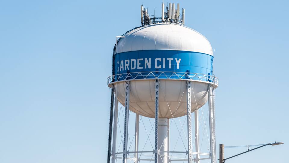 A water tower with the text "GARDEN CITY" on it.