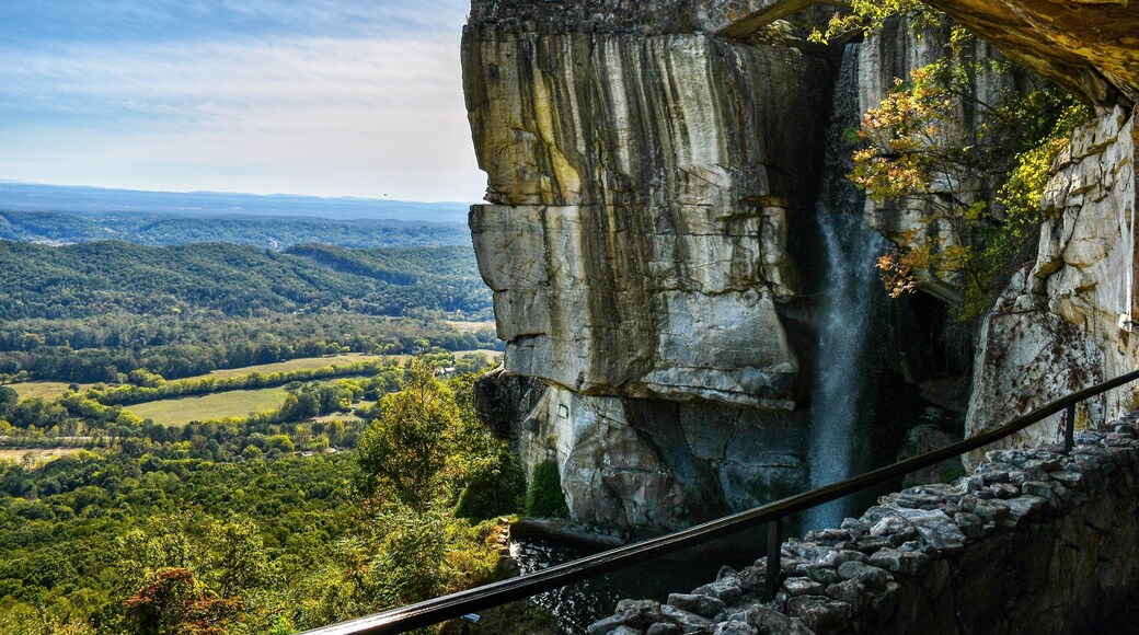 Rock City was never on my to-do list until I saw a picture of this waterfall on Trover.
Iâm so glad I made the trip in the fall. The trees havenât all completely turned golden, but the view is still amazing. đ
