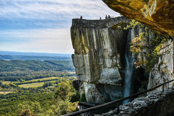 Eine felsige Klippe mit einer Aussichtsplattform und einem Schild mit der Aufschrift 'Lovers Leap'.