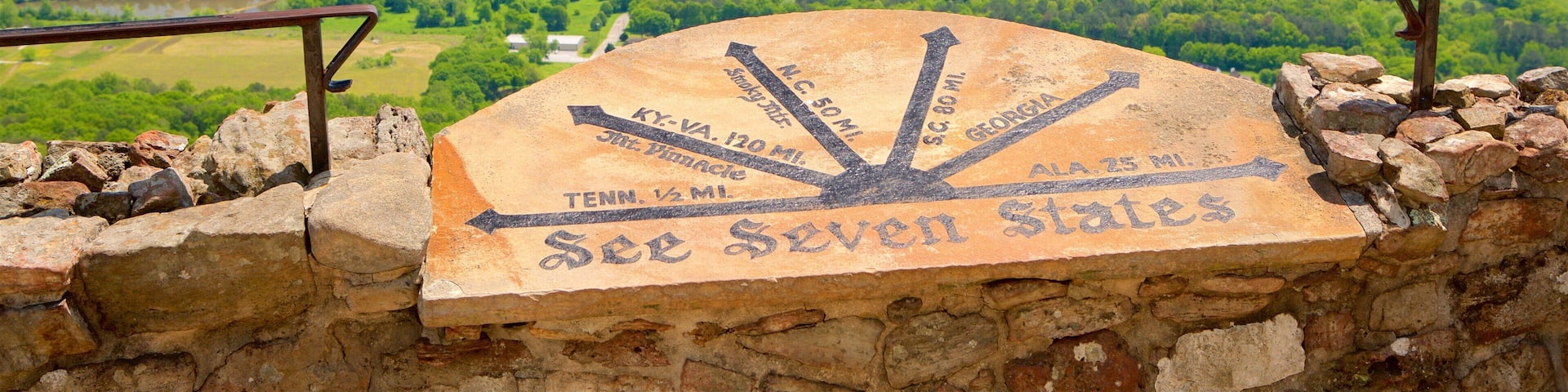 Lookout Mountain showing tranquil scenes, signage and views