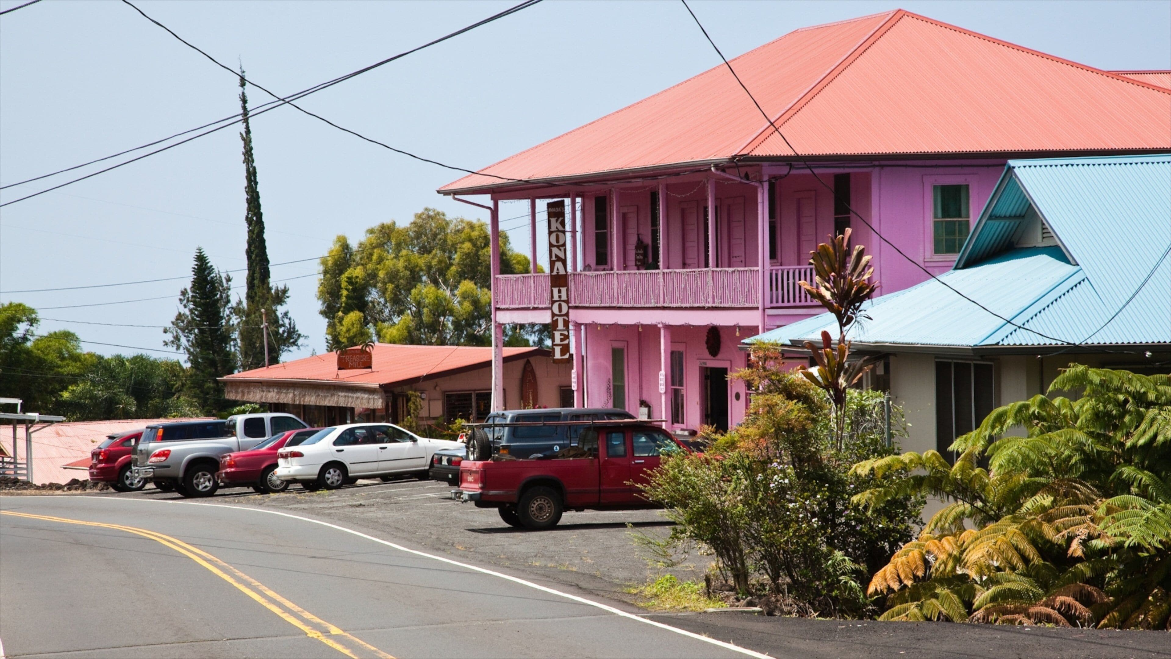Holualoa showing a coastal town and street scenes