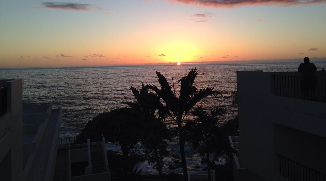 Last night in Kona and enjoying the sun set over the Pacific Ocean on the Big Island.