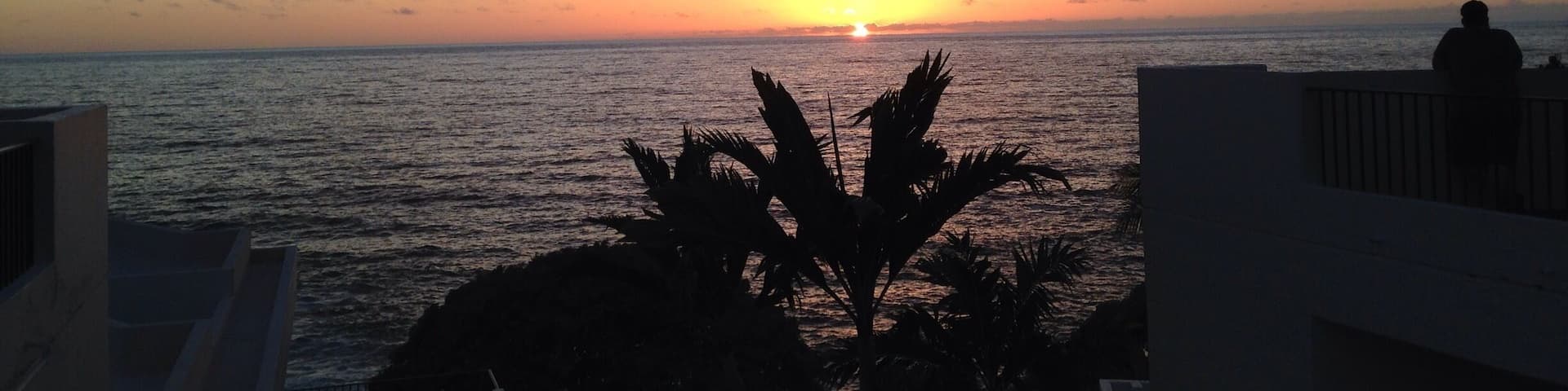 Last night in Kona and enjoying the sun set over the Pacific Ocean on the Big Island.
