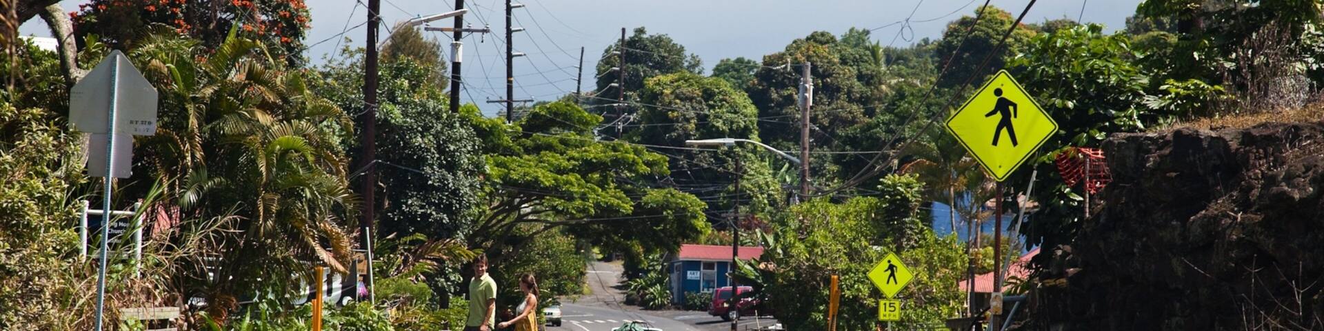 Holualoa which includes street scenes