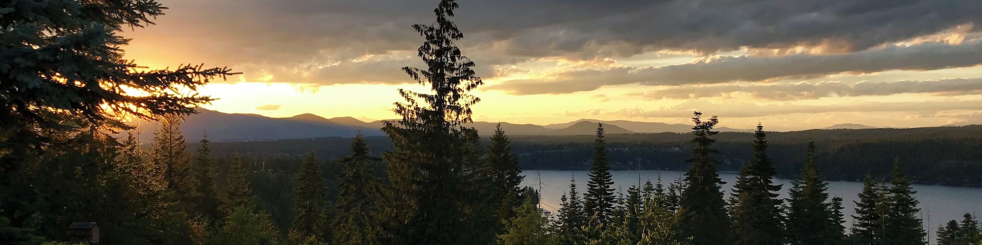 I came to Idaho with my family for a vacation and from the deck of the hut where we stayed at you could see this beautiful view of the lake, the trees and the mountains far in the back. I took this photo at the sunset and I love how it turned out with all the colors, the textures, highlights and shadows.
#Adventure #travel #idaho #photography