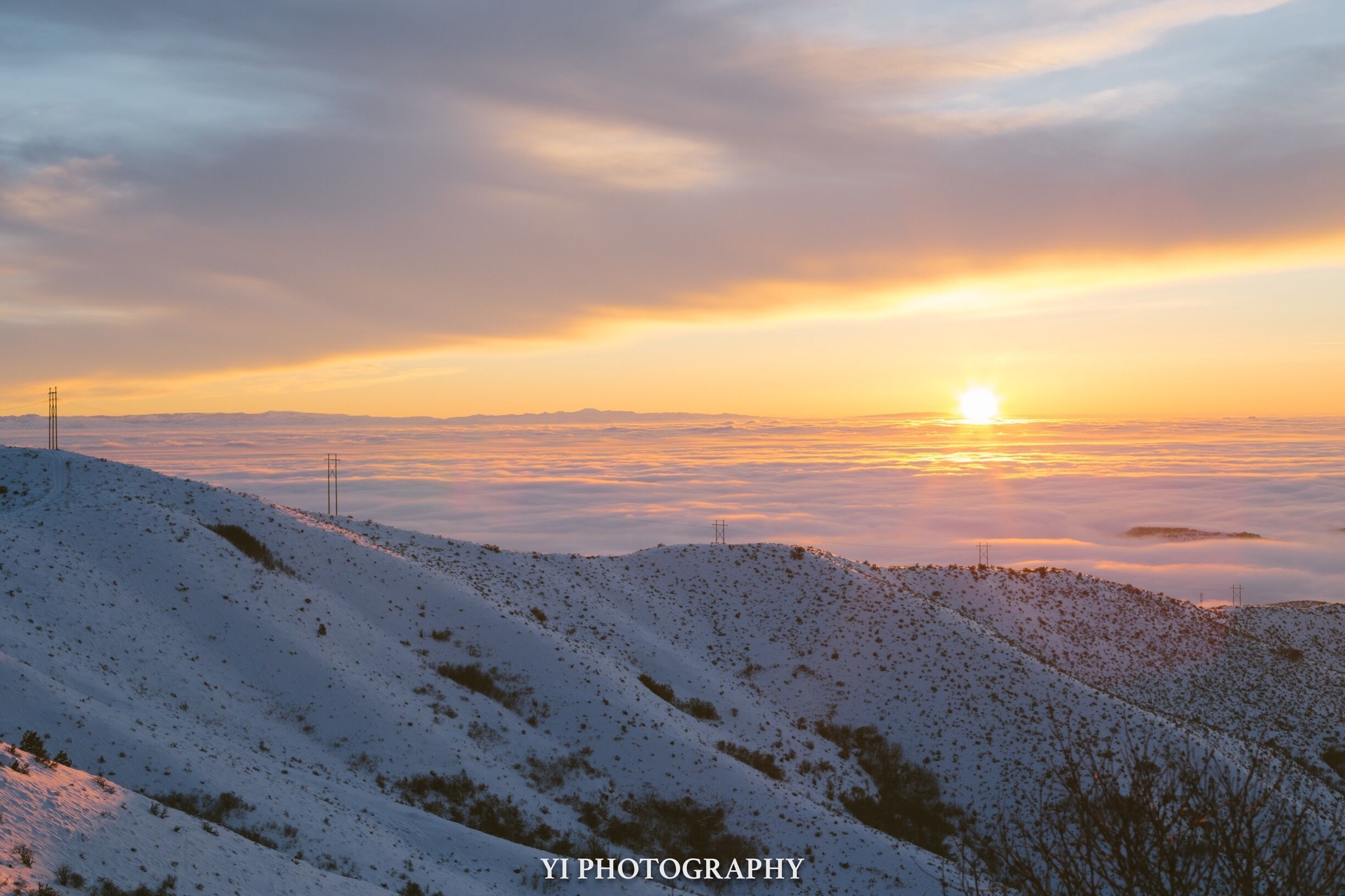 Amazing sunset over the clouds above Boise Idaho. 

We have a nice ski resort 30 min from downtown. And the view toward the mountain is spectacular. 

#boiseidaho #sunset #overtheclouds
