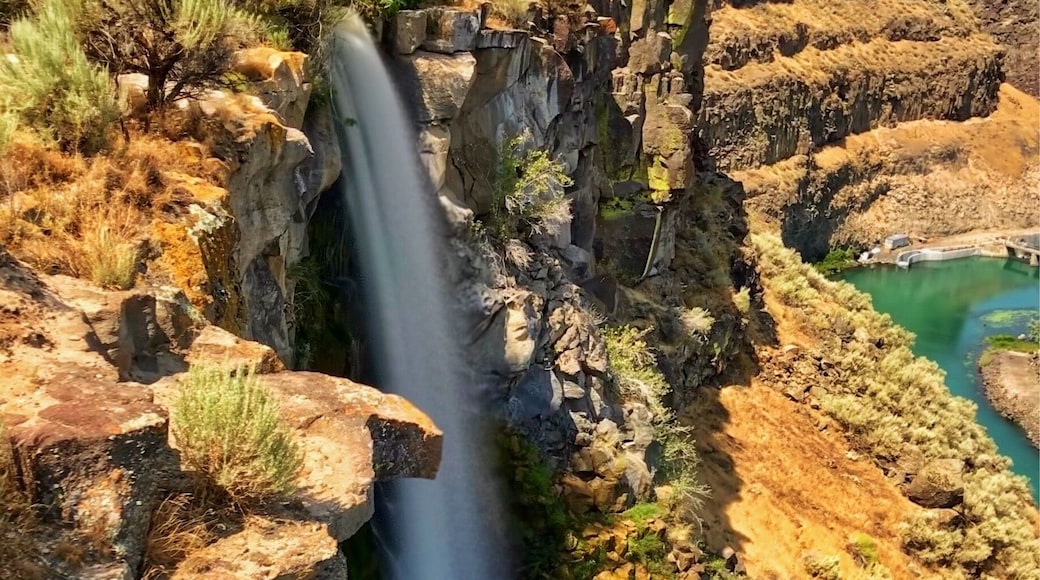 Close up long exposure of the falls.