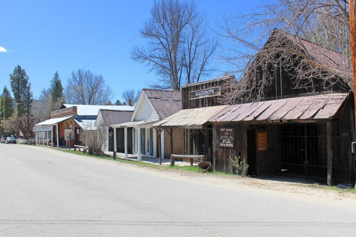 Founded upon gold in 1862. The area produced $250 million in gold, which is more than the 49ers found in California and in the Alaskan Klondike. Yet by 1866 most of the workable streams had been exhausted. 