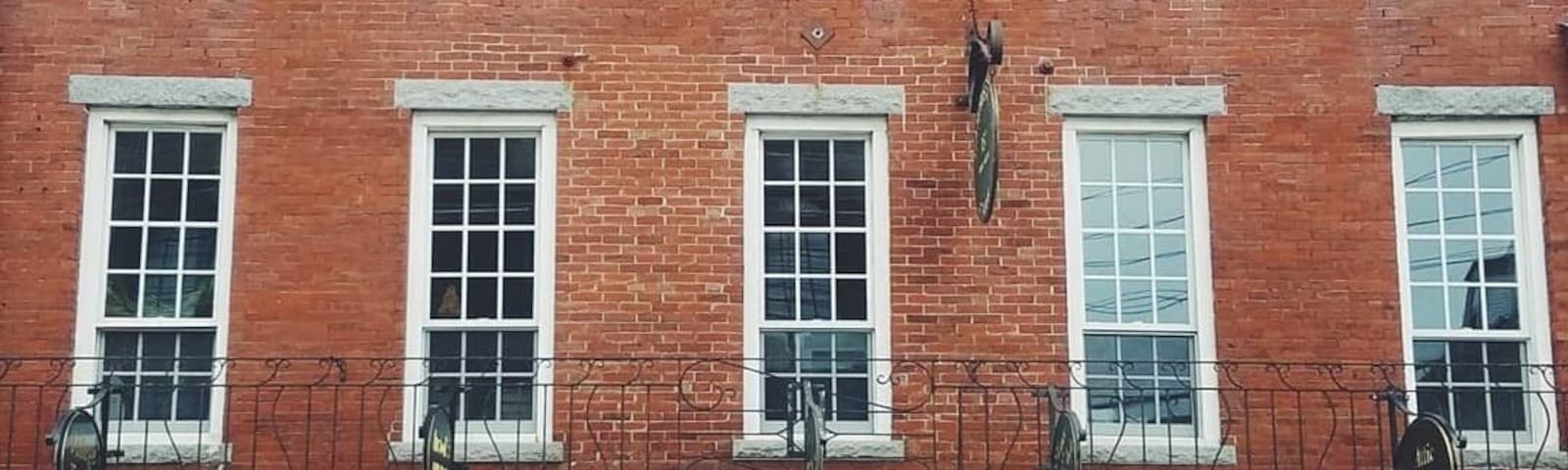 The beauty of any road trip in New England are the cutesy, historic towns that you pass by.
We stopped by this tiny town for coffee after a windy affair at Pemaquid Point Lighthouse Park 😑