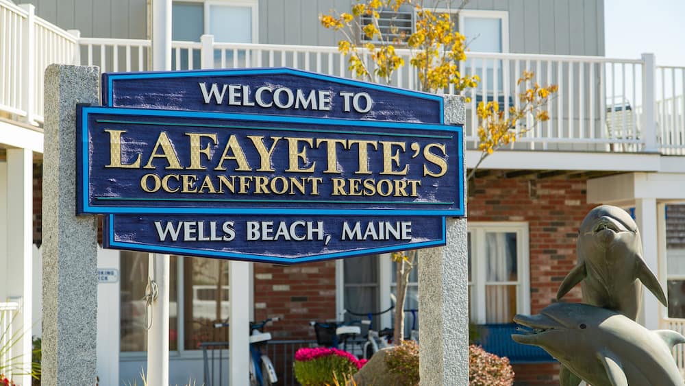 Willkommensschild für das Lafayette's Oceanfront Resort in Wells Beach, Maine.