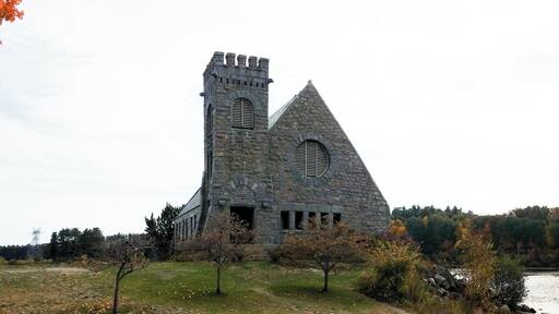 We make a visit here every fall! The absolutely perfect place for fall family photos! Scenic backdrops with pretty trees, water, or inside the church. A treasure! Must see if you're in the area! #fall #fallphotos #pretty #history #instone