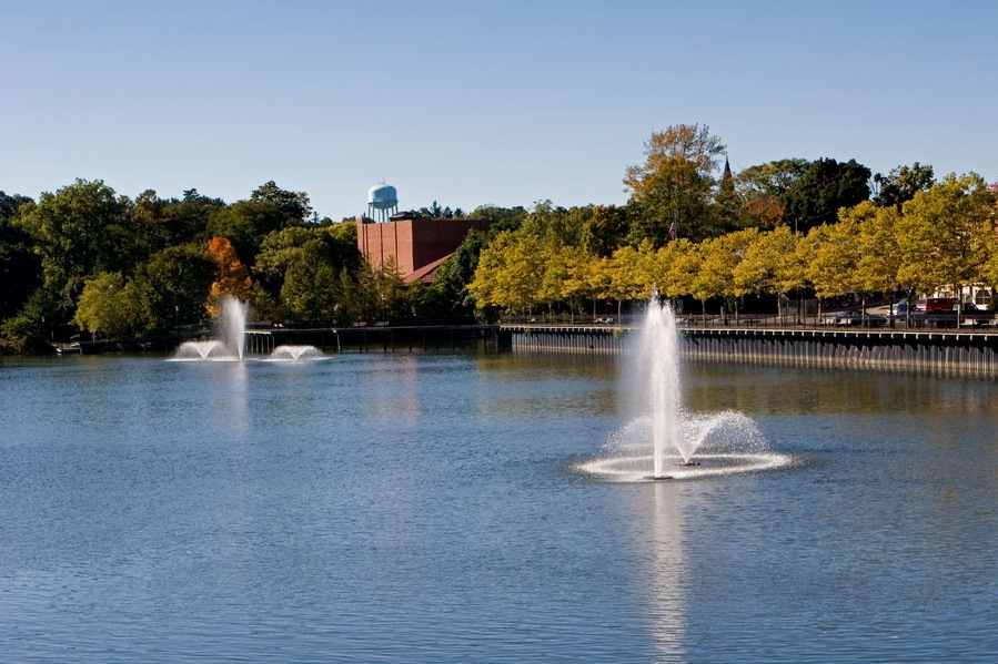 A66DW1 Fountains in the Kalamazoo river in Allegan, Michigan, USA