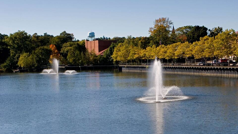 A66DW1 Fountains in the Kalamazoo river in Allegan, Michigan, USA