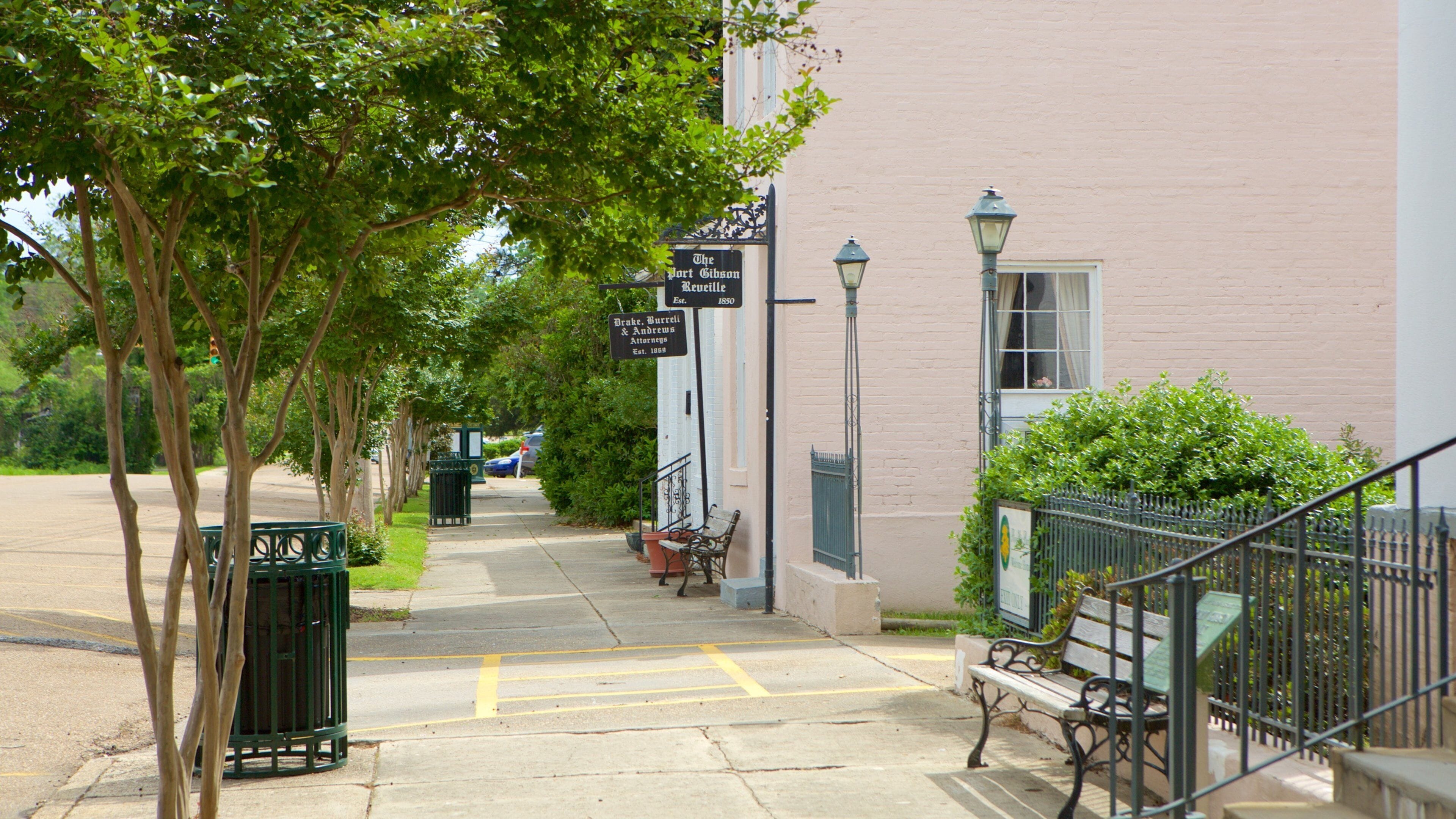 Port Gibson que incluye una pequeña ciudad o pueblo