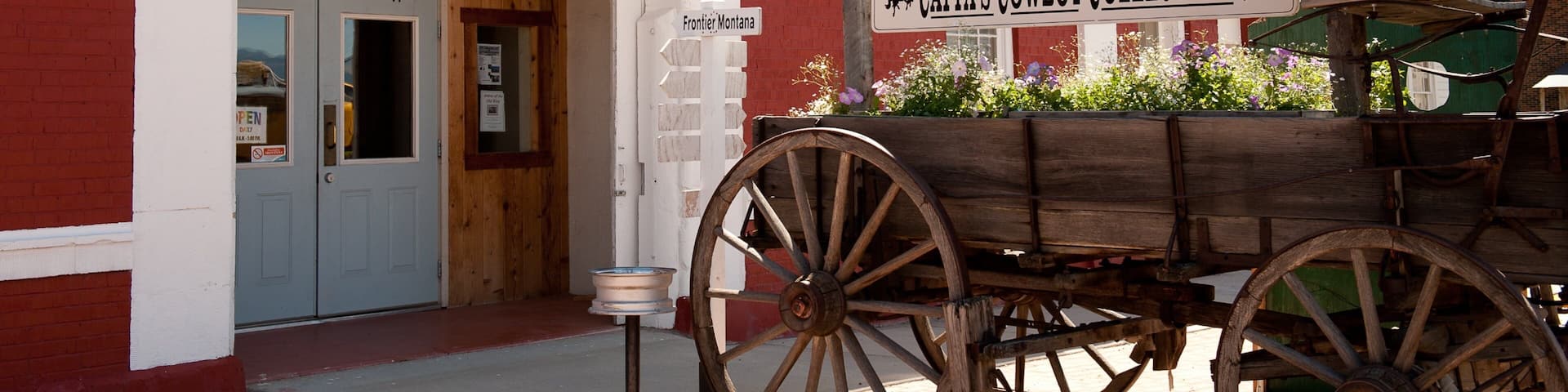 Deer Lodge mit einem Beschilderung