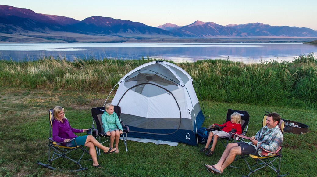 Ennis ofreciendo campamento y un lago o abrevadero y también una familia