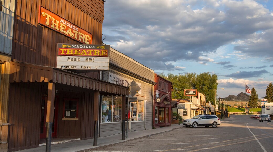 Ennis fasiliteter samt gatescener