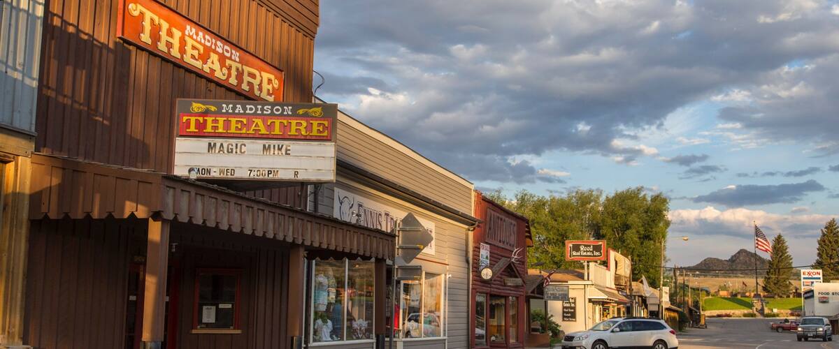 Ennis which includes street scenes