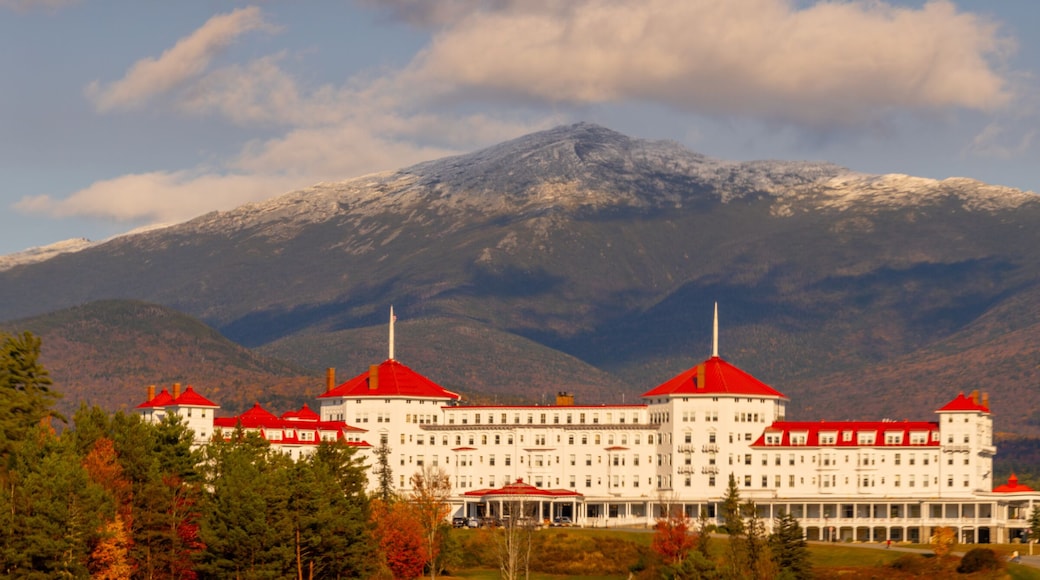 Mount Washington Inn with snow on Mount Washington im autumn