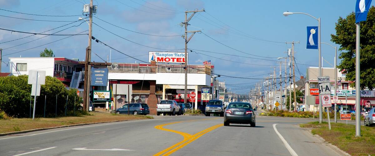 Hampton Beach showing a city