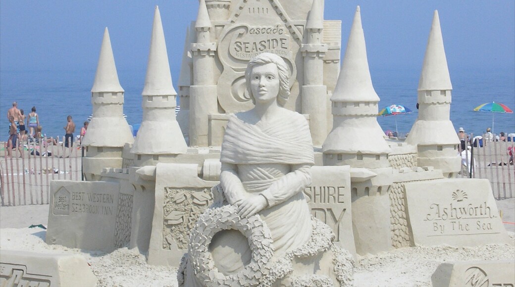 Hampton Beach which includes outdoor art, a statue or sculpture and art