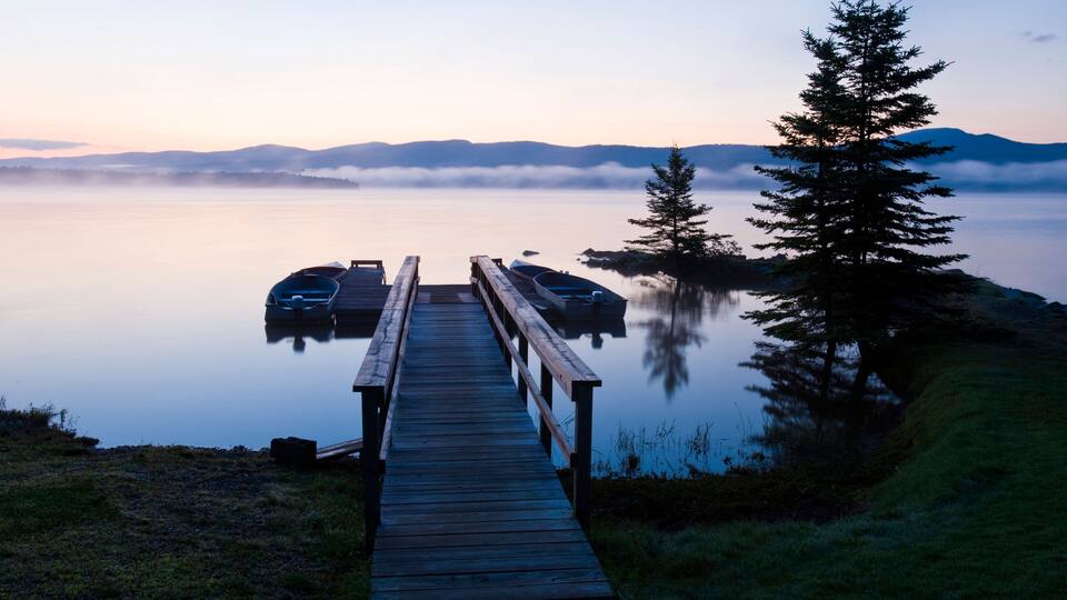BKXA7G The boat dock on First Connecticut Lake at The Glen in Pittsburg, new Hampshire. Dawn.