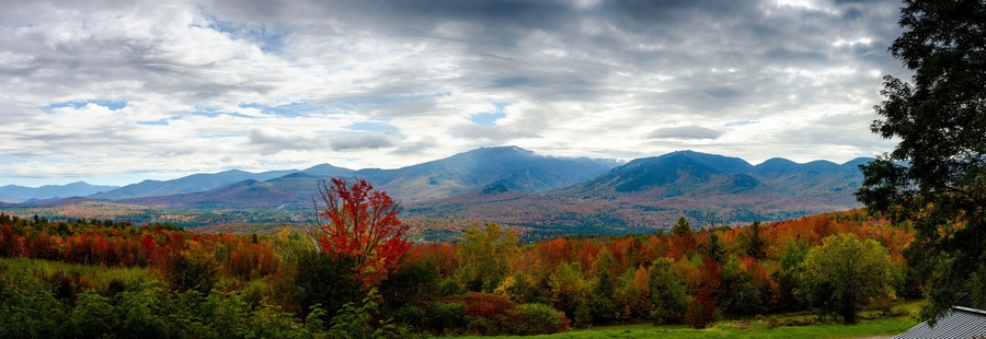 Panoramic view of mount Lafayette in the white mountains during fall foliage season