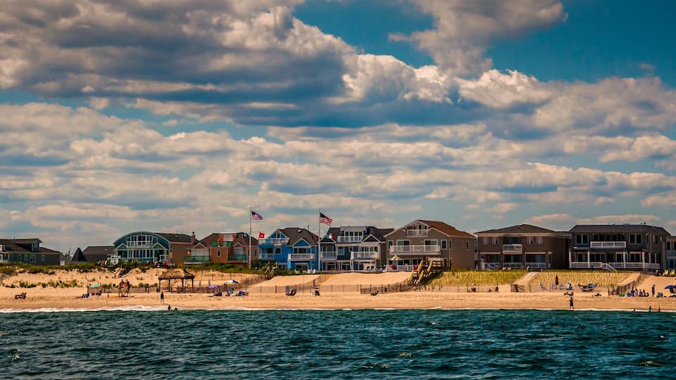 A beach with houses and a clear sky.