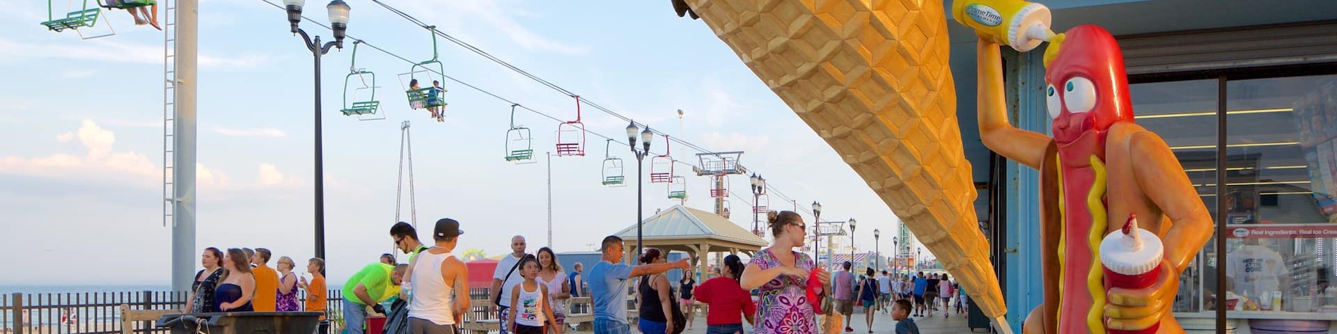 Seaside Heights showing a gondola as well as a large group of people