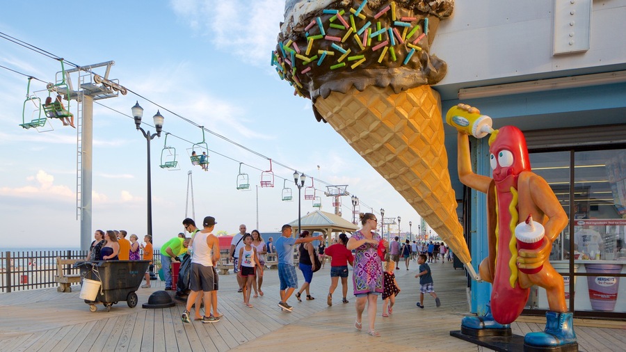 Seaside Heights showing a gondola as well as a large group of people