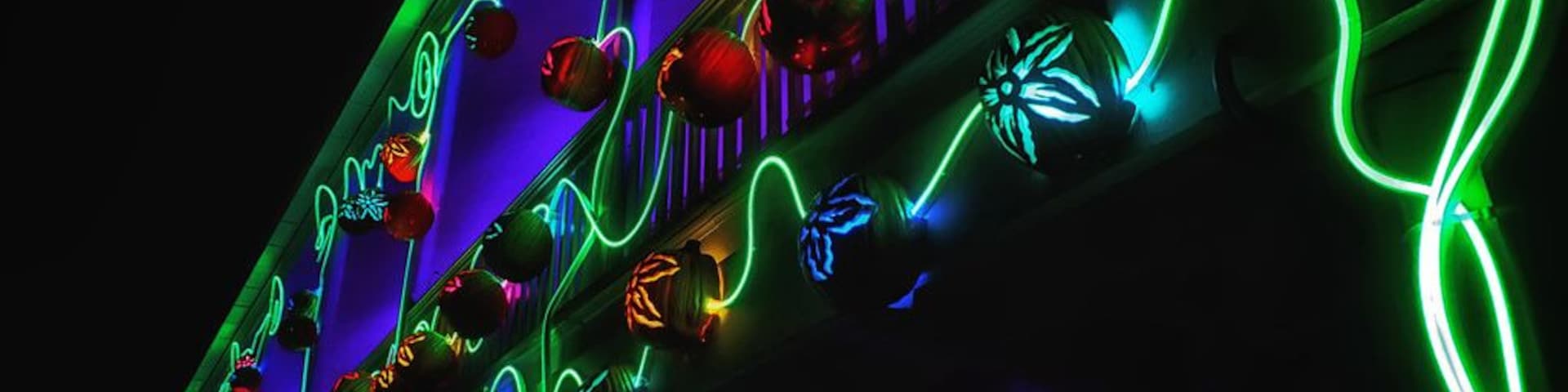 Un edificio con luces de neón y adornos coloridos.