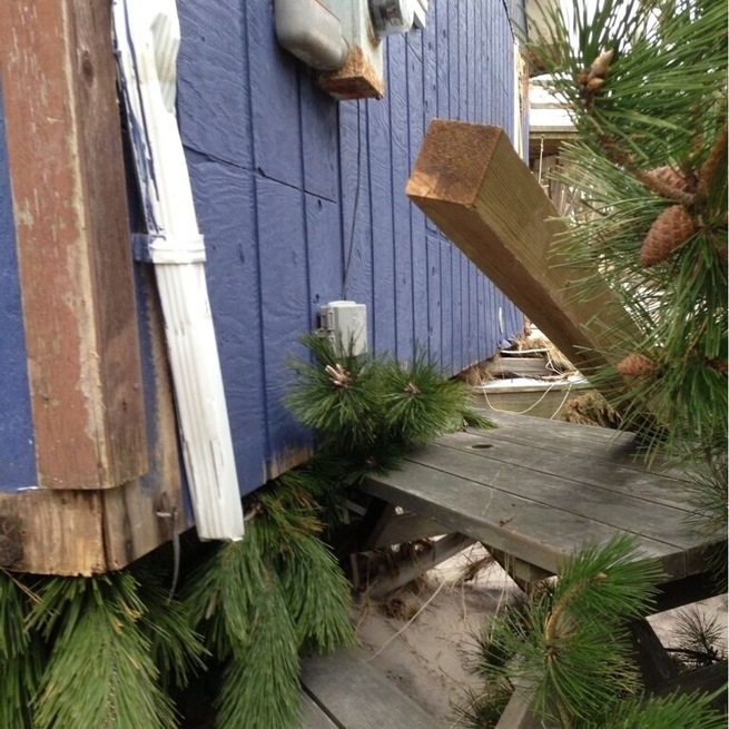 This house is resting on the pick nick table ... And it's holding