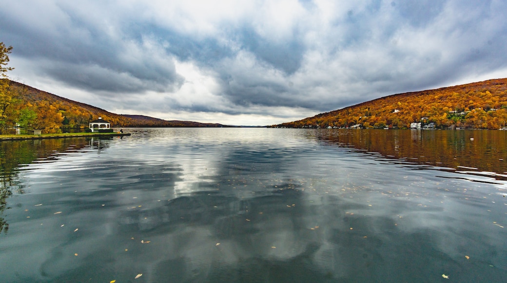 Rainy fall day on Greenwood Lake