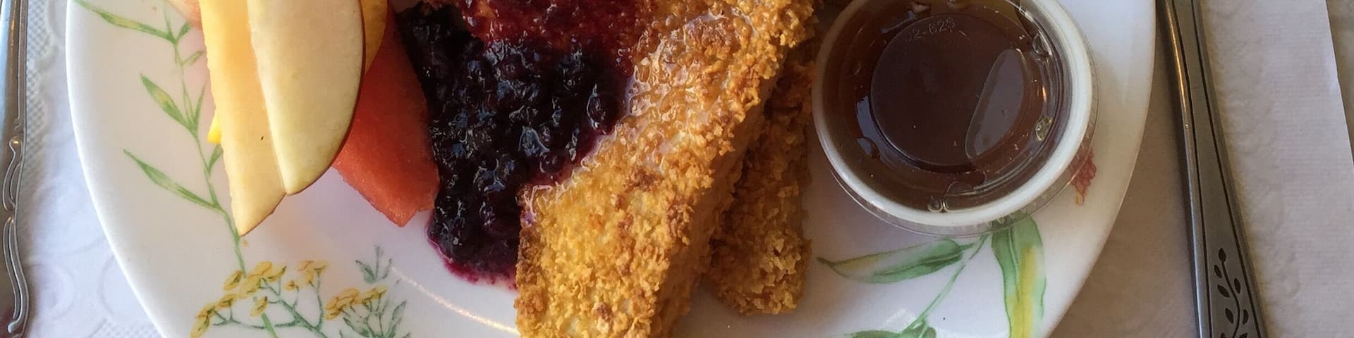 Cute little place with AMAZING food. Open for breakfast and lunch. Uses locally sourced ingredients, and creative recipes. I had the crunchy French toast with blueberry sauce and lemon curd. YUM!