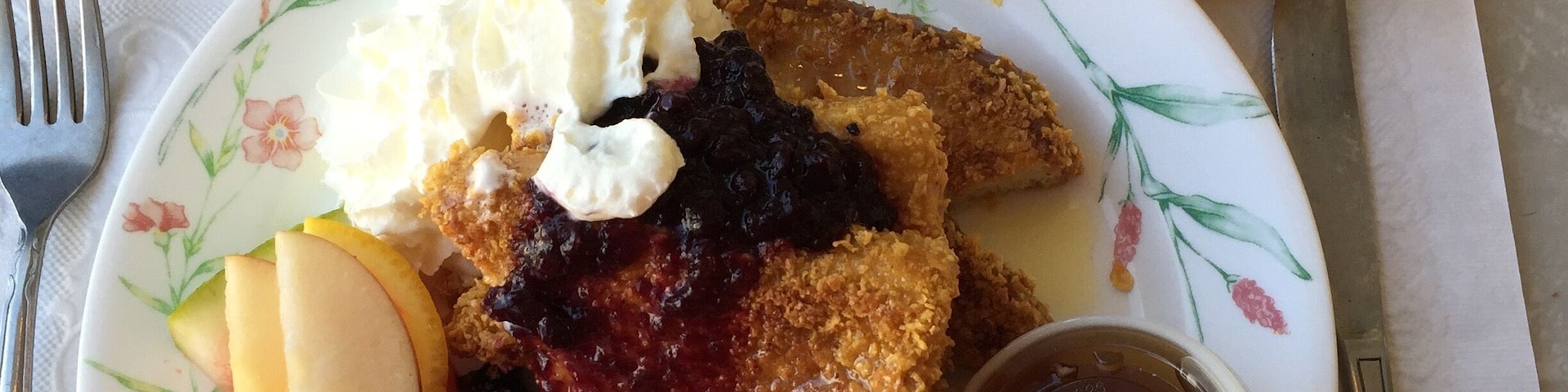 Cute little place with AMAZING food. Open for breakfast and lunch. Uses locally sourced ingredients, and creative recipes. I had the crunchy French toast with blueberry sauce and lemon curd. YUM!