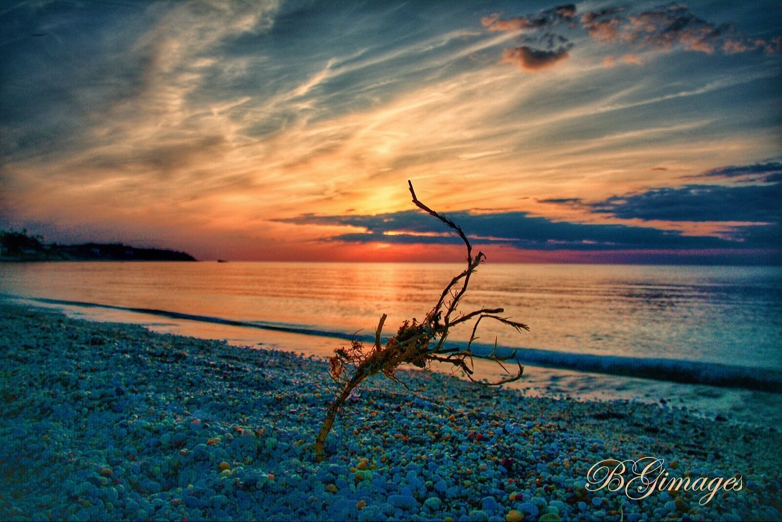 Amazing sunset. Day trip for some wine tasting ending up at this beautiful beach. #beach #beachlife #sunset #nature #naturephotography #I❤️NY #nyc #cityscape #citylife #landscape #waterlust #colorful #NikonD7100 #Manfratto tripod 