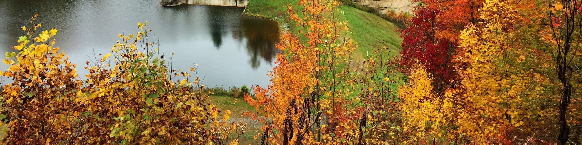 S072H2 Fall color at Buckeye Lake, Beech Mountain, N.C.
