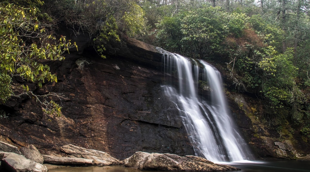 Beautiful Silver Run Falls which is just a few miles south of Cashiers NC. It is a very short and easy to hike trail to reach the falls. View a full video guide about the falls here: https://www.hdcarolina.com/episode/silver-run--falls
#Waterfall
